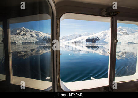 Ein Blick von einer der Kabinen auf der Akademik Sergey Vavilov, einem eisverstärkten Schiff auf einer Expedition in die Antarktis, vor der antarktischen Halbinsel. Stockfoto