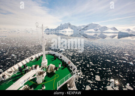 Das Deck der Akademik Sergey Vavilov, ein eisverstärktes Schiff auf einer Expedition in die Antarktis, vor der antarktischen Halbinsel an der Gerlache-Straße. Die Antarktische Halbinsel ist einer der am schnellsten wärmenden Orte auf dem Planeten. Stockfoto