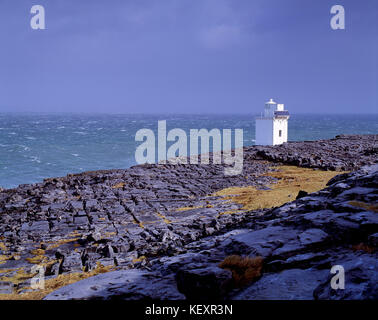 Irland. County Clare. Küste mit Blackhead Lighthouse.The Burren Kalksteinpflaster. Stockfoto