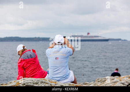 Die "Queen Mary 2", die Insel Groix, auf dem Weg nach Saint Nazaire für den Start der Centennial Transat die Brücke 2017, einem historischen transatlantischen Rennen zwischen ihr und einer Flotte von Riesen Trimarane. Stockfoto