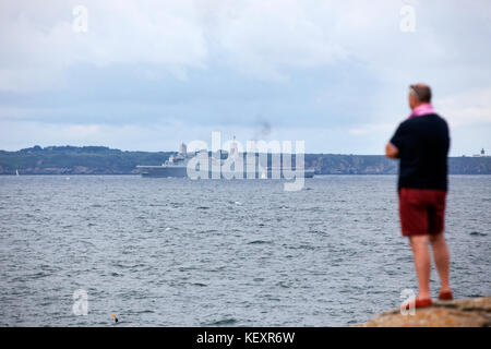 Die "Queen Mary 2", die Insel Groix, auf dem Weg nach Saint Nazaire für den Start der Centennial Transat die Brücke 2017, einem historischen transatlantischen Rennen zwischen ihr und einer Flotte von Riesen Trimarane. Stockfoto