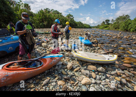 Foto der Männer stand-up-Montage paddleboard und Kajak Gang im peruanischen Dschungel vor Beginn der Expedition, Manu Nationalpark, Peru Stockfoto