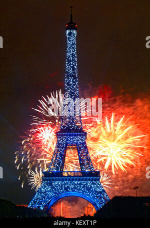 Feuerwerk rund um den Eiffelturm am Tag der Bastille, 2004 in Paris, Frankreich Stockfoto