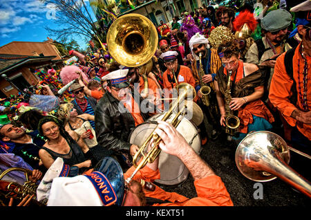 Das Panorama Brass Band führt eine zweite Linie Parade am Mardi Gras in New Orleans, Louisiana Stockfoto