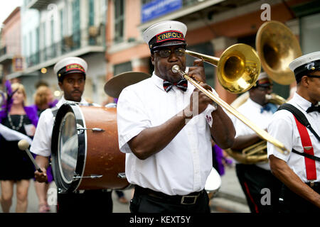 Kinfolk Brass Band führt eine zweite Linie Parade im französischen Viertel von New Orleans, Louisiana Stockfoto