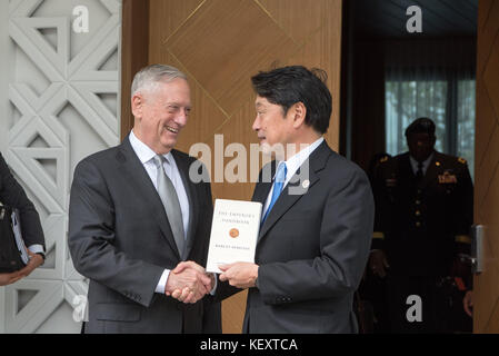 Verteidigungsminister Jim Mattis trifft sich mit japanischen Verteidigungsminister Itsunori Onodera in der Clark, Philippinen am Okt. 23, 2017. Stockfoto