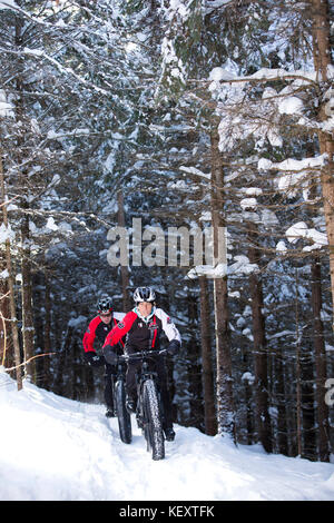 Rocky Mountain Profi-biker im Winter Training auf Fat Bike Mountain Trail von Quebec, Kanada Stockfoto