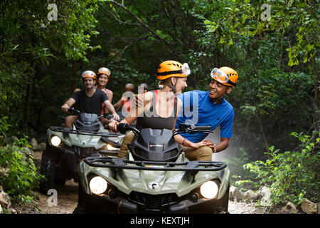 Menschen reiten Quad Bikes auf Emotionen Native Park dirt road, Quintana Roo, Mexiko Stockfoto