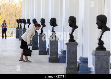 Frau bewundern Büstenskulpturen der Cameron Gallery, Catherine Park, Puschkin, St. Petersburg, Russland Stockfoto