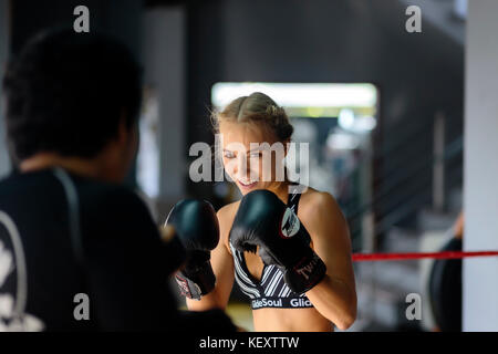 Foto von jungen weiblichen Kickboxer in Kampfstellung im Ring mit Trainer, Seminyak, Bali, Indonesien Stockfoto