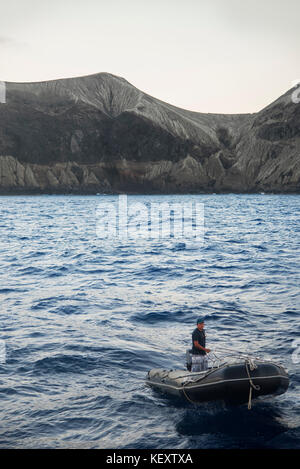 Foto des Menschen im Motorboot in der Nähe der Küste von San Benedicto Island, Revillagigedo Inseln, Colima, Mexiko Stockfoto