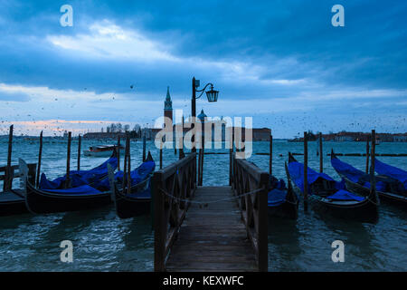 Gondalas günstig entlang der Riva degli Schiavoni Waterfront mit der Insel San Giorgio Maggiore an der Rückseite, Venedig, Venetien, Italien, Europa Stockfoto