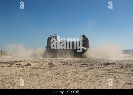 Eine Landing Craft air cushion startet ein Strand ein Strand on-load Schulung Betrieb Stockfoto