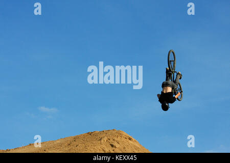 Eine Person auf dem Prüfstand mit dem Fahrrad über die Kamera fliegen Stockfoto