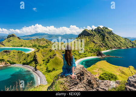 Junge Frau genießen Sie die herrliche Aussicht auf die Insel Padar während Summe Stockfoto