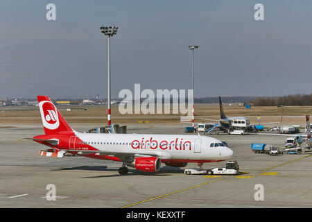 BUDAPEST, Ungarn - 22. März 2017: Flugzeug von Air Berlin Budapest Liszt Ferenc Flughafen angekommen. ist Deutschlands zweitgrößte Fluggesellschaft. Stockfoto