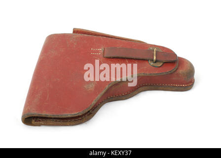 Holster famousl Modell der deutschen Armee Hand Pistole Walther p 38. Sehr interessante Holster Farbe - Rot - nicht typisch. Pfad auf weißem Hintergrund. Stockfoto