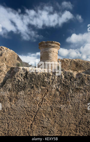 Sockel und Split Rock im Archäologischen Park in Kato Paphos, Paphos, Zypern, Europa Stockfoto