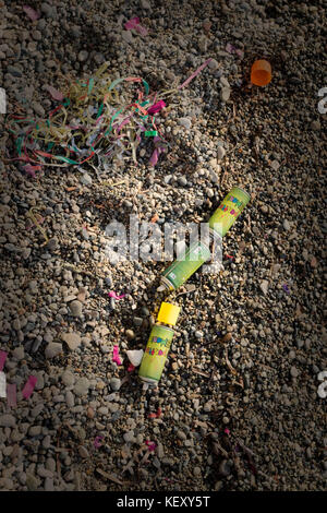 Drei farbenfrohe verworfen verrückt String (Silly string) Dosen am Strand nach dem Karneval in Kato Paphos, Zypern, Europa Stockfoto