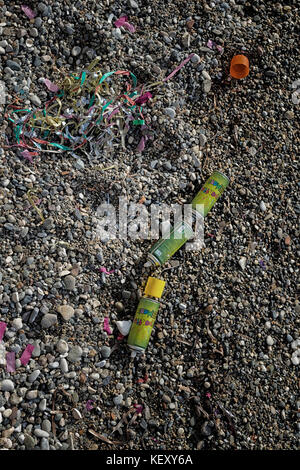 Drei farbenfrohe verworfen verrückt String (Silly string) Dosen am Strand nach dem Karneval in Kato Paphos, Zypern, Europa Stockfoto