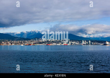 Blick auf die Burrard Inlet in Richtung North Vancouver und die North Shore Berge von Vancouver, British Columbia, Kanada Stockfoto