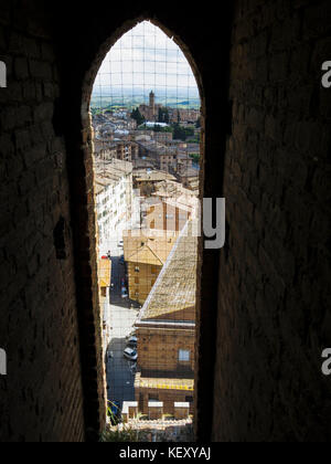 Blick auf die Kirche Santa Maria dei Servi durch Lanzetten in Torre del Mangia, Siena, Toskana, Italien Stockfoto