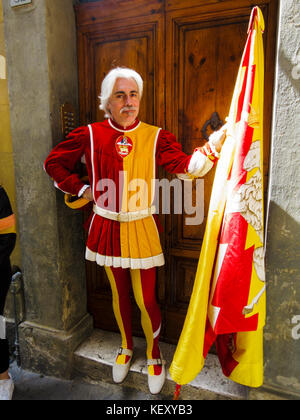 Fahnenträger in der traditionellen Tracht der Contrada di valdimontone (Tal der Ram) Bezirk in Siena, Toskana, Italien Stockfoto