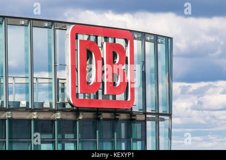 DB-Logo auf der Spitze des Bahnturms. Es handelt sich um einen 26-stöckigen Wolkenkratzer mit 103m Stockwerken am Potsdamer Platz in Berlin Stockfoto