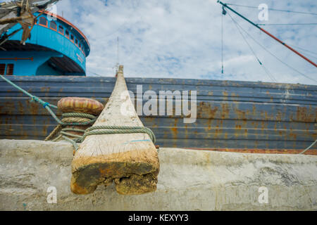 Jakarta, Indonesien - Mai 06, 2017: Nahaufnahme eines riesigen Kofferraum im Hafen von Jakarta, Fischerboote im Hafen liegen. Stockfoto