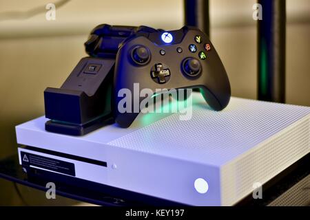 Xbox One S Konsole mit Controller Stockfoto