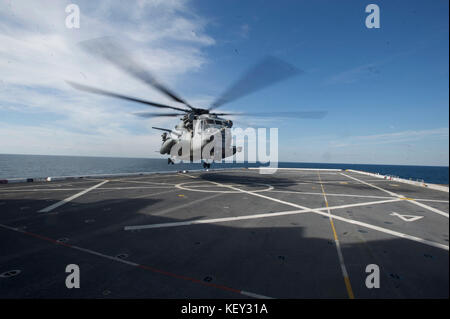 Us Marine Corps CH-53E Super Stallion Hubschrauber landet auf dem Flight Deck Stockfoto