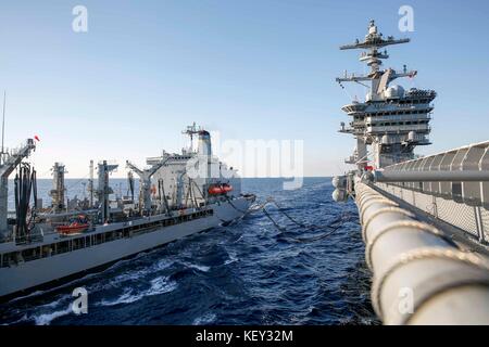 Der Nimitz-Klasse Flugzeugträger USS Abraham Lincoln (CVN 72) eine im Gange Auffüllung führt. Stockfoto