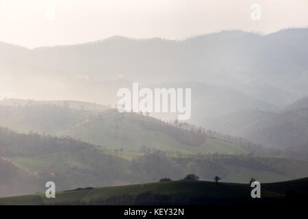 Die verschiedenen Schichten der Hügel und Berge mit Nebel zwischen ihnen Stockfoto