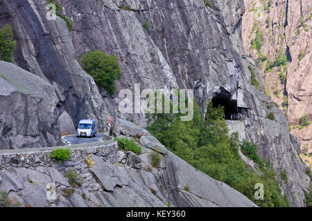 Serpentine Bergstraße in steilem, felsigen Berggelände. Tunnel rechts. Stockfoto