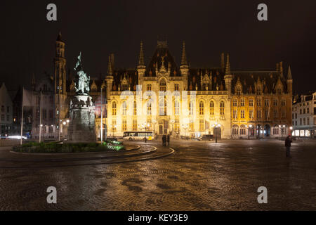 Negit-Aufnahme des Marktplatzes in Brügge mit Provinzgericht und Statue von Jan Breydel und Pieter de Coninck. Stockfoto