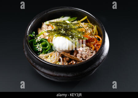 Koreanische Suppe mit Ei und Algen Stockfoto