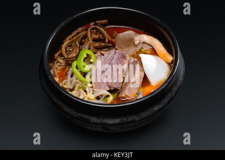 Koreanische Suppe mit Fleisch und Pilzen. Stockfoto