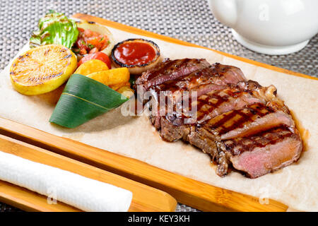 Gebratenes Fleisch mit Sauce und Kartoffeln Stockfoto