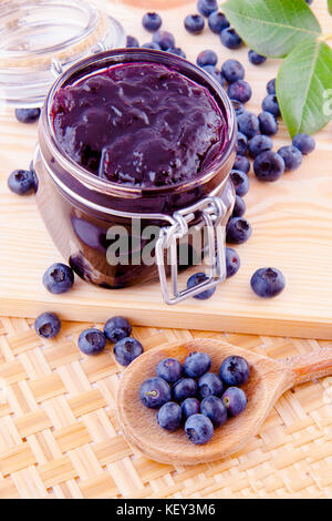 Blaubeere Früchte Marmelade in der Küche auf dem Tisch Stockfoto