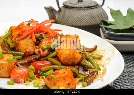 Gebratener Tofu in Soße Stockfoto