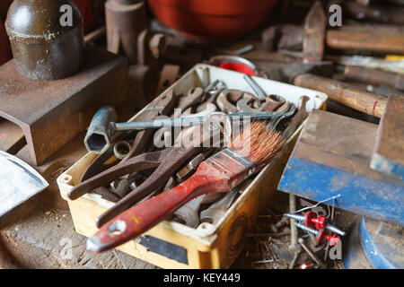 Toolbox in der alten Garage Stockfoto