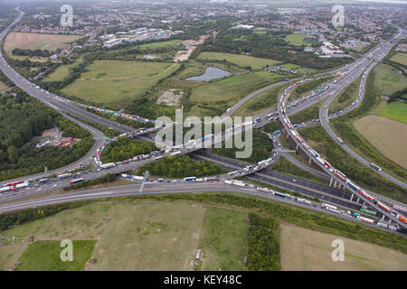 Eine Luftaufnahme von Autobahn Staus um Junction 2 von der M25 Stockfoto