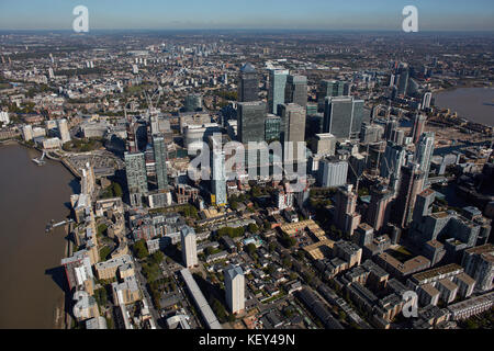 Eine Luftaufnahme des Finanzviertels von London um Canary Wharf auf der Isle of Dogs Stockfoto