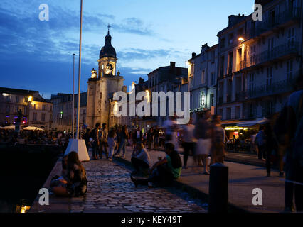 Menschen am Wochenende in der Nacht entlang Harbour Road und hsitoric Stadt, Charente-Maritime Abteilung. Frankreich Stockfoto