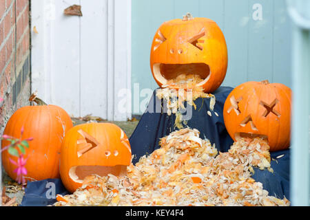 Halloween Kürbisse außerhalb Home krank sein und werfen Ihre Innenseiten Stockfoto