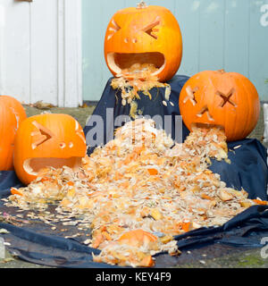 Halloween Kürbisse außerhalb Home krank sein und werfen Ihre Innenseiten Stockfoto