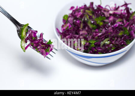 Frisches Gemüse Salat mit lila Kohl, Weisskohl, Kopfsalat, Petersilie in Weiß Schüssel auf weißem Hintergrund. Stockfoto