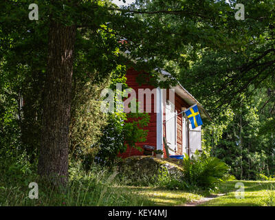 Das kleine Cottage Karlslund im Wald liegt nur wenige Kilometer von Eskilstuna. Stockfoto