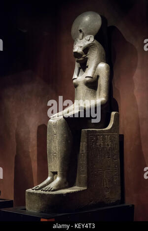 Turin. Italien. Statue der ägyptischen Göttin Sakhmet Löwin mit einer Sonnenscheibe und Uraeus. Museo Egizio (Ägyptisches Museum) Stockfoto