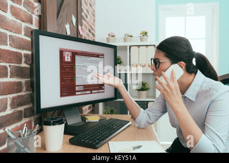 Professionelle business Frau mit smart phone um Hilfe ruft, wenn Ihr Unternehmen Computer, virus Invasion. Stockfoto